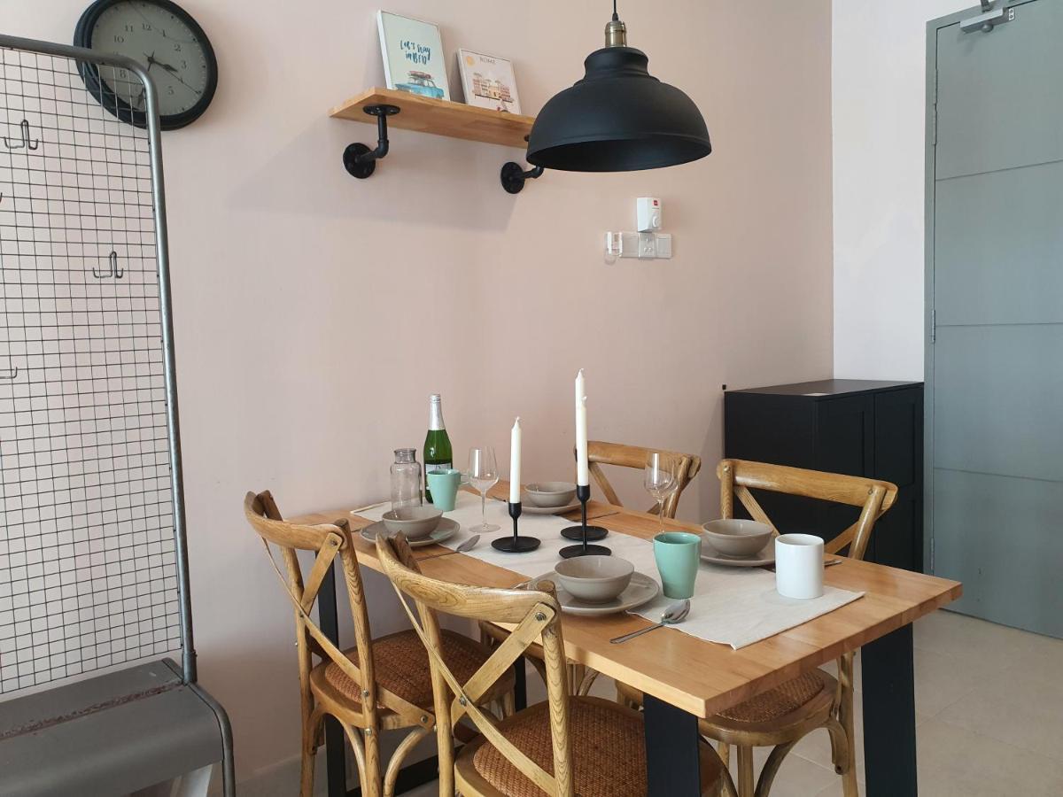 Cozy 2 Bedrooms 4 Pax Menjalara Near Desa Park Apartment